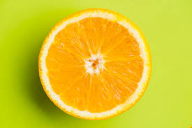 Naranjas cortadas a la mitad Descripción generada automáticamente